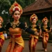 Contoh kebudayaan material dan spiritual Nusantara seperti rumah adat, wayang kulit, dan upacara adat